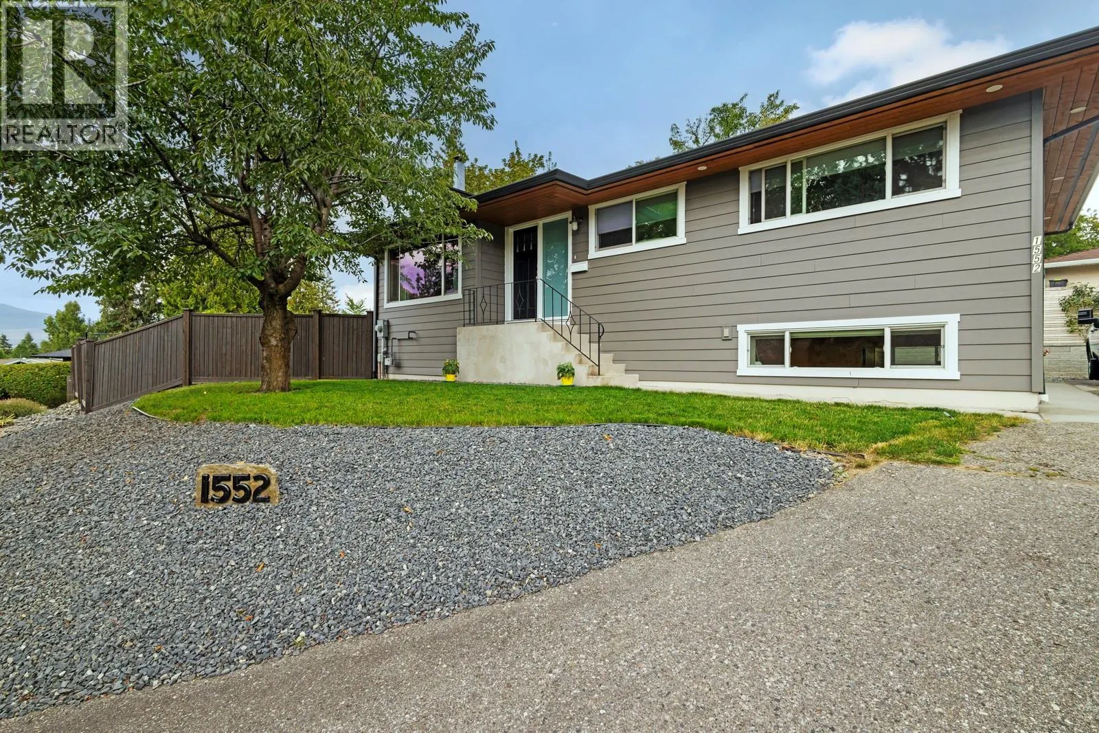 1552 Pinehurst Crescent