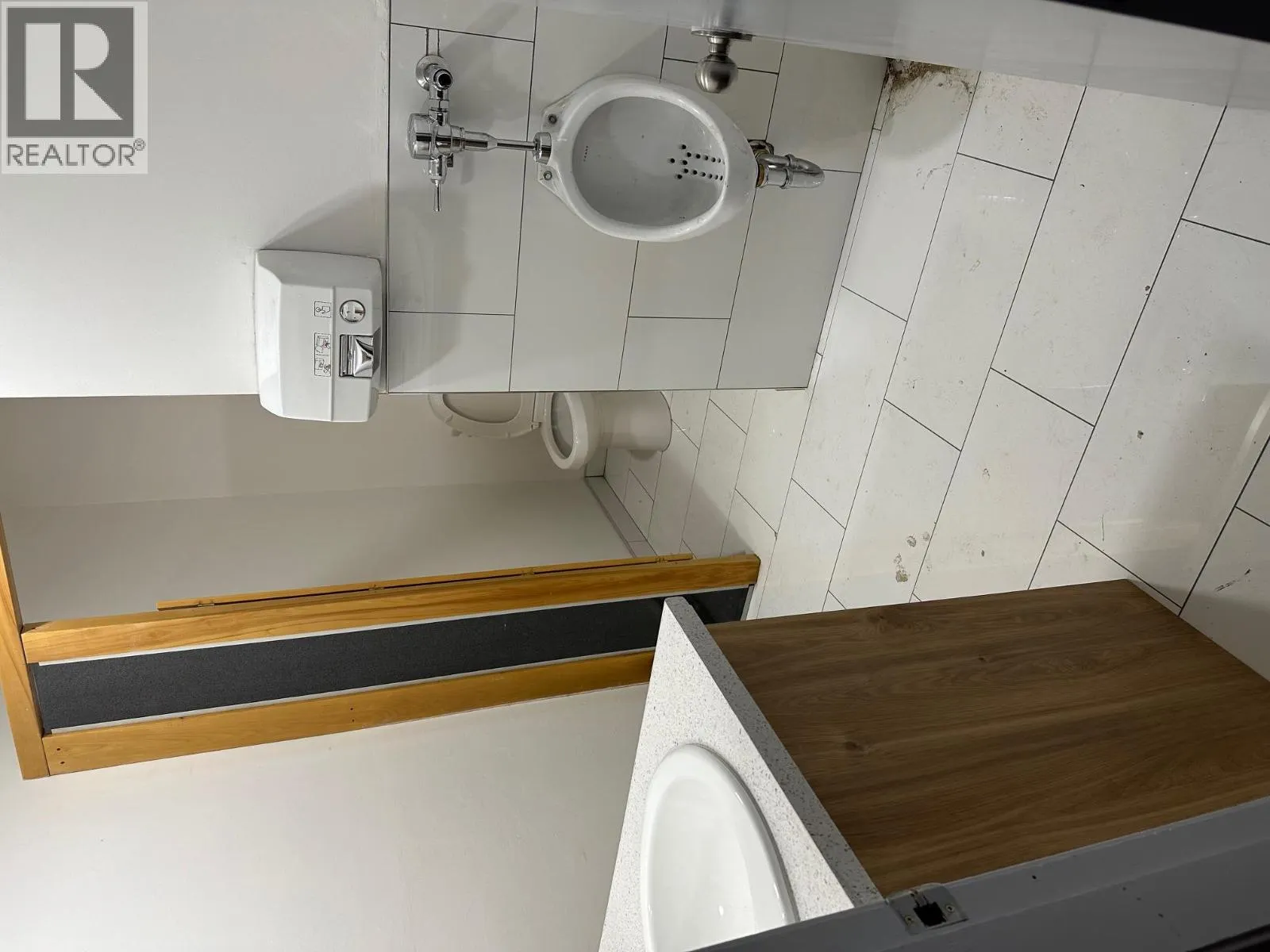 3307 32 Avenue Unit# 200