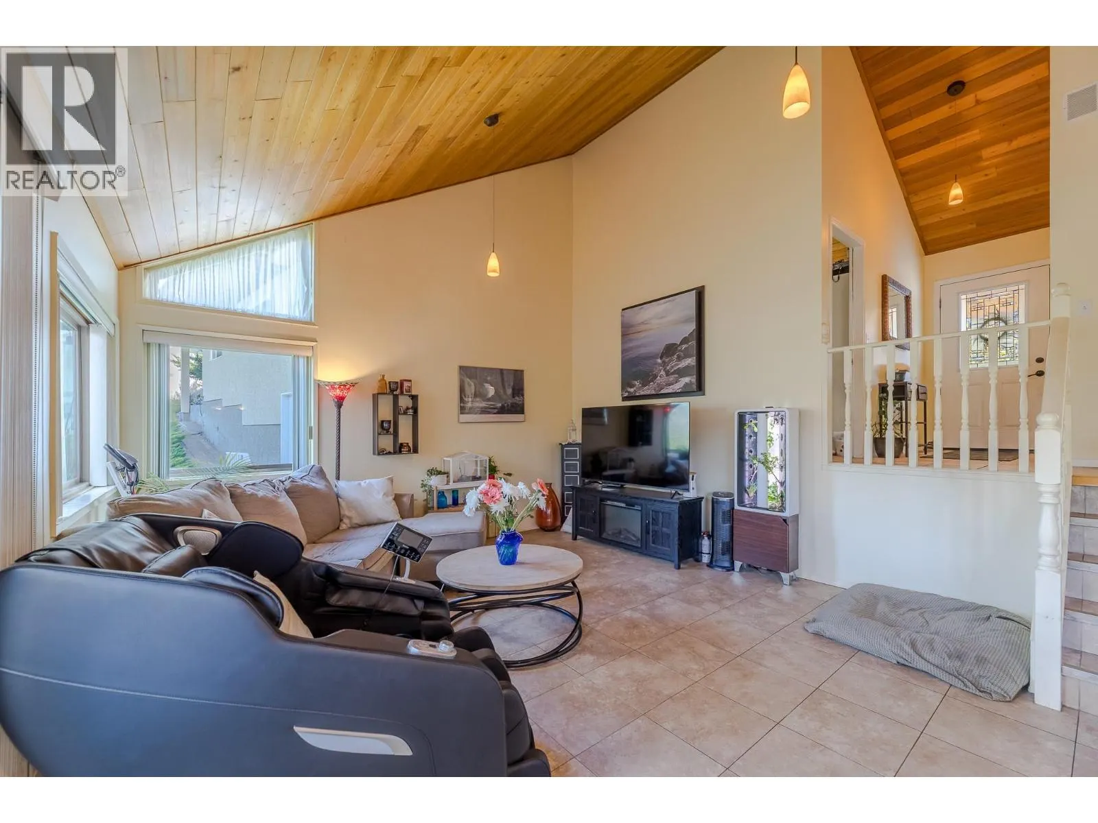 186 DEWDNEY Crescent