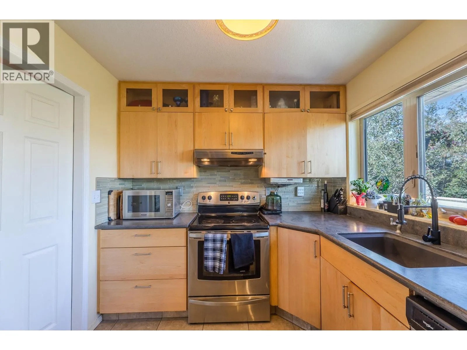186 DEWDNEY Crescent