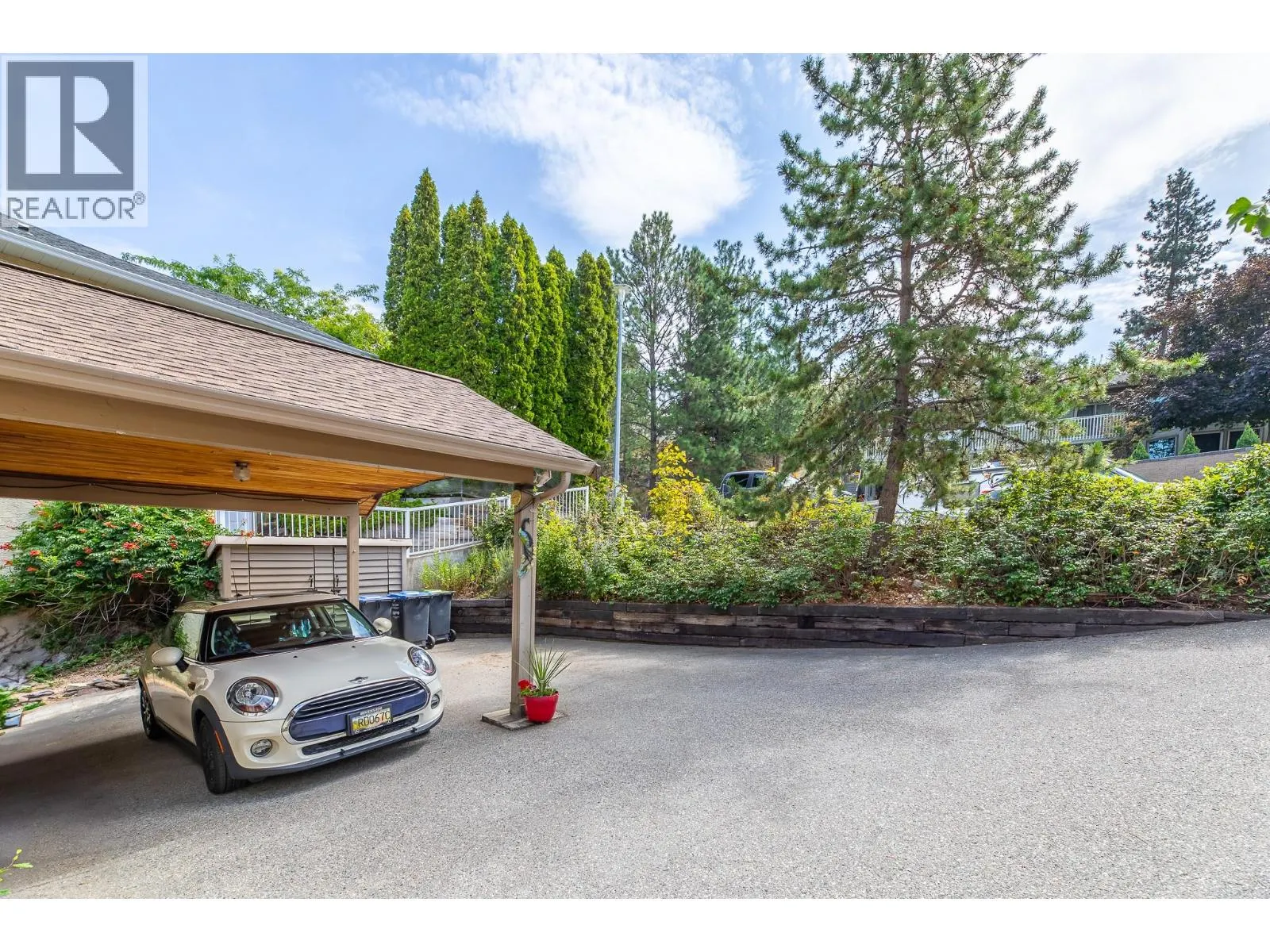186 DEWDNEY Crescent