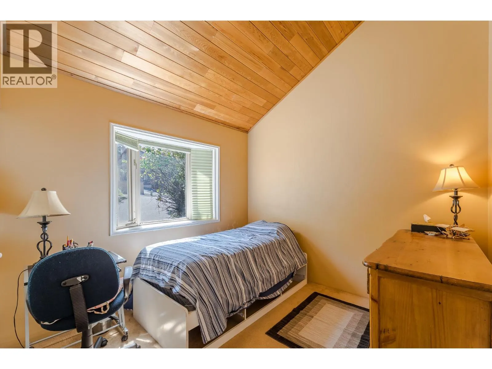 186 DEWDNEY Crescent
