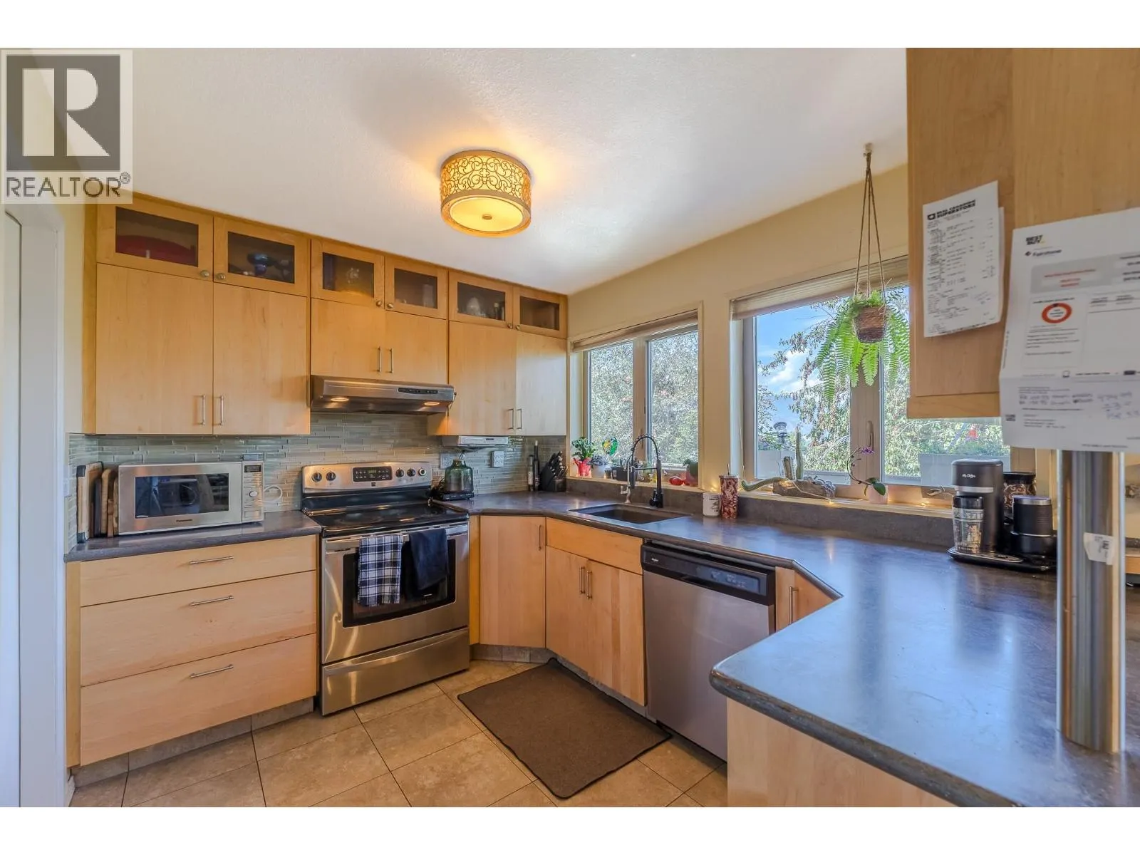 186 DEWDNEY Crescent