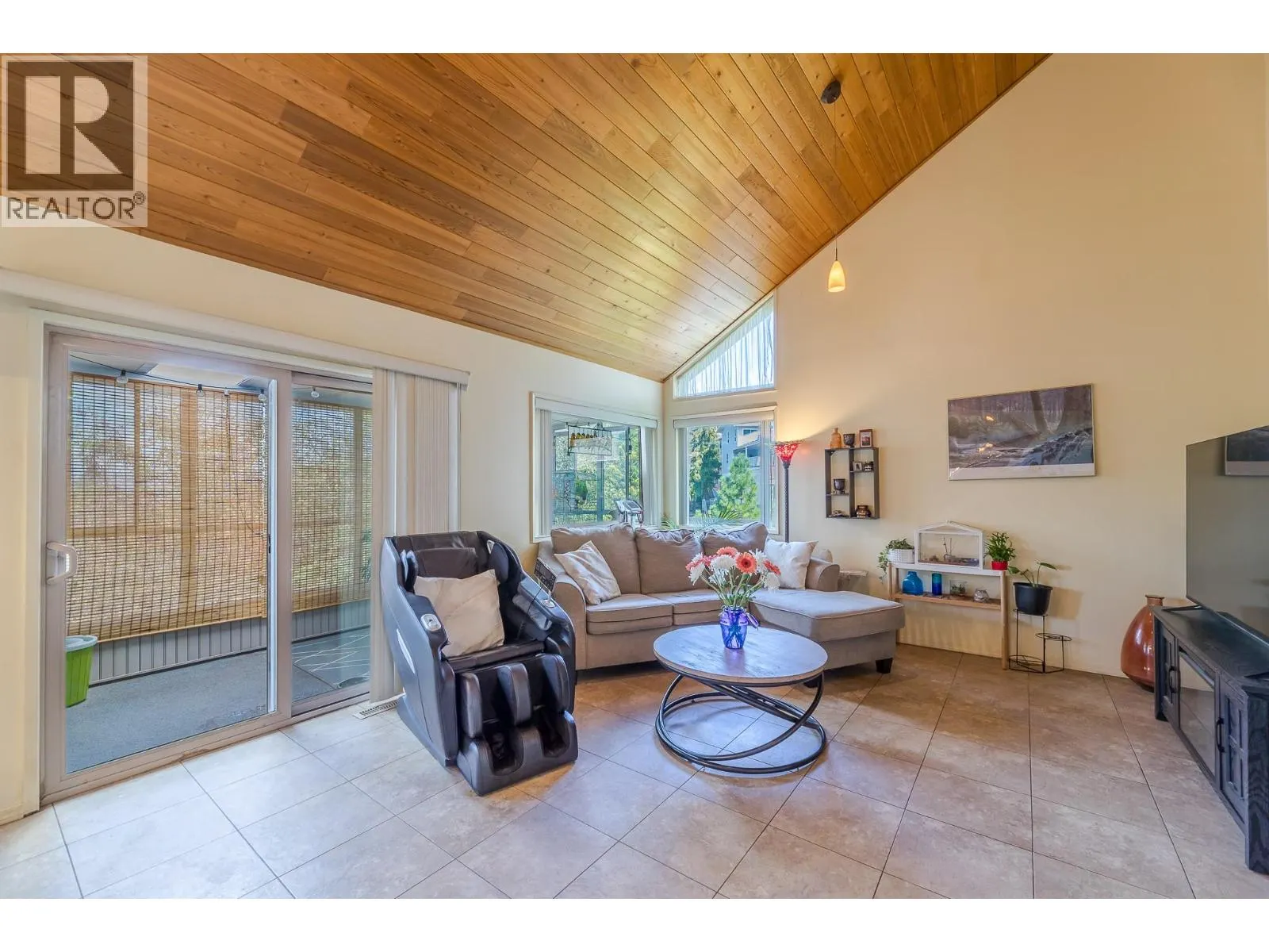 186 DEWDNEY Crescent