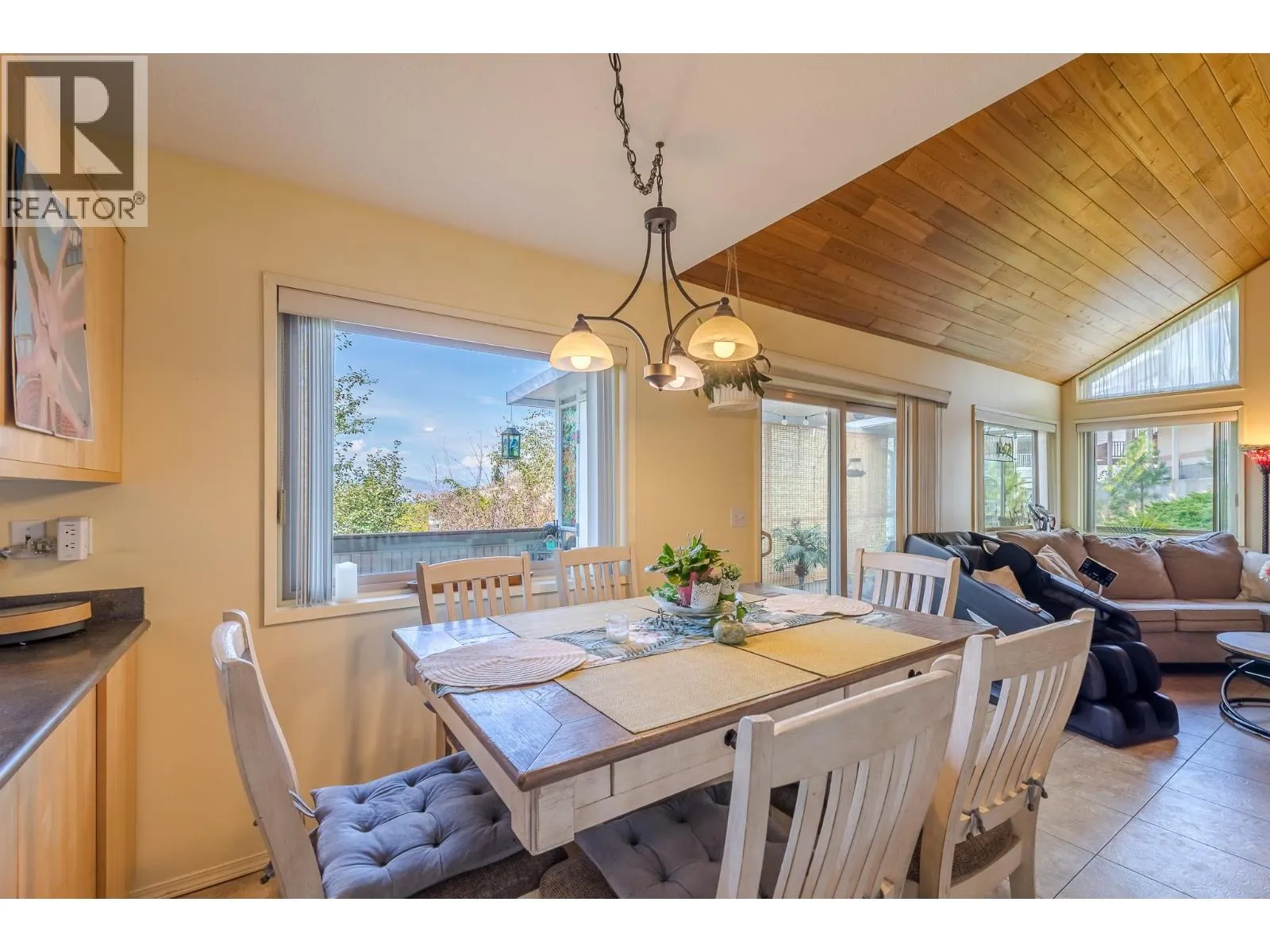 186 DEWDNEY Crescent