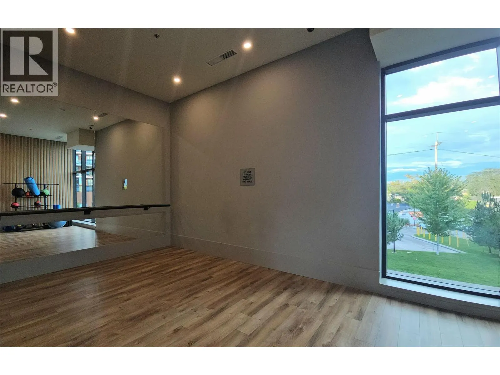 3409 Lakeshore Road Unit# 305