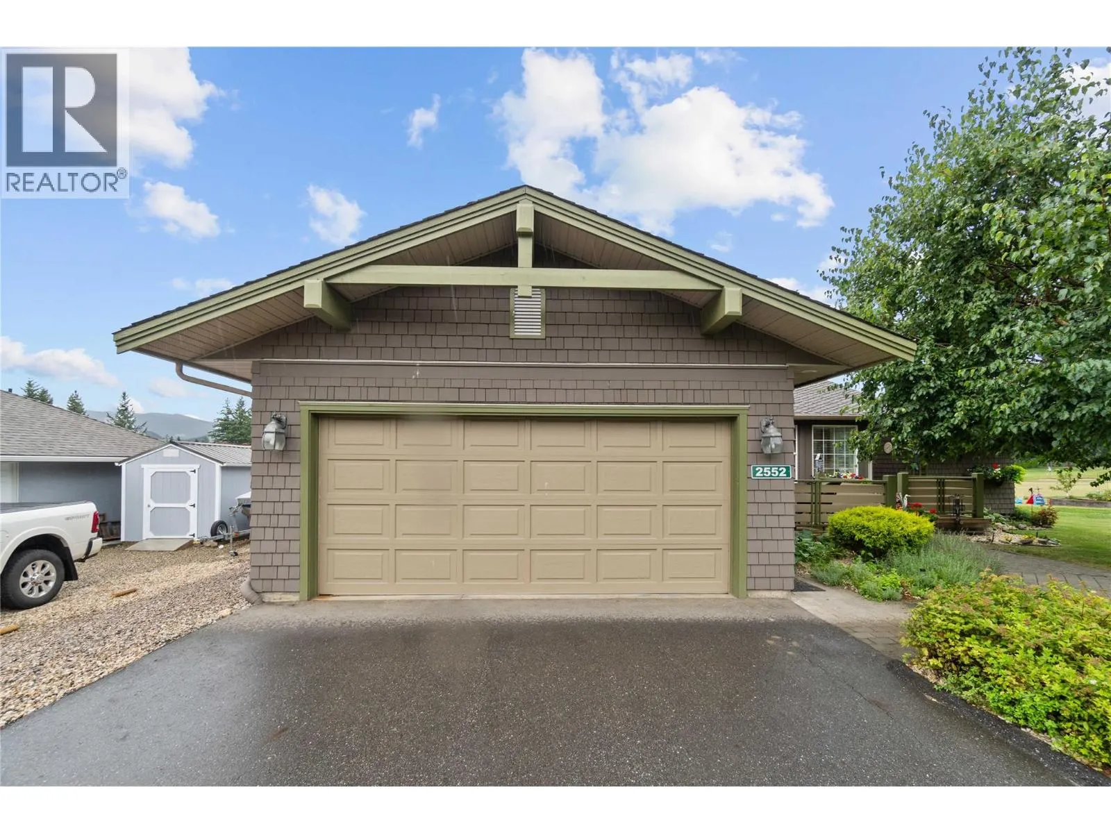 2552 Golf View Crescent