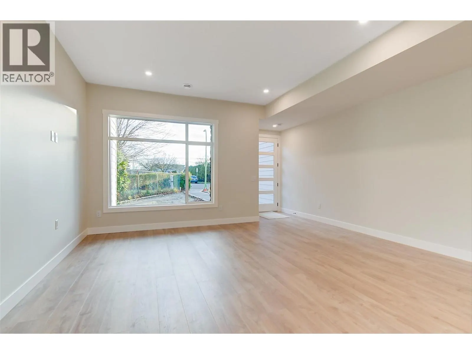 732 Coopland Crescent Unit# 4