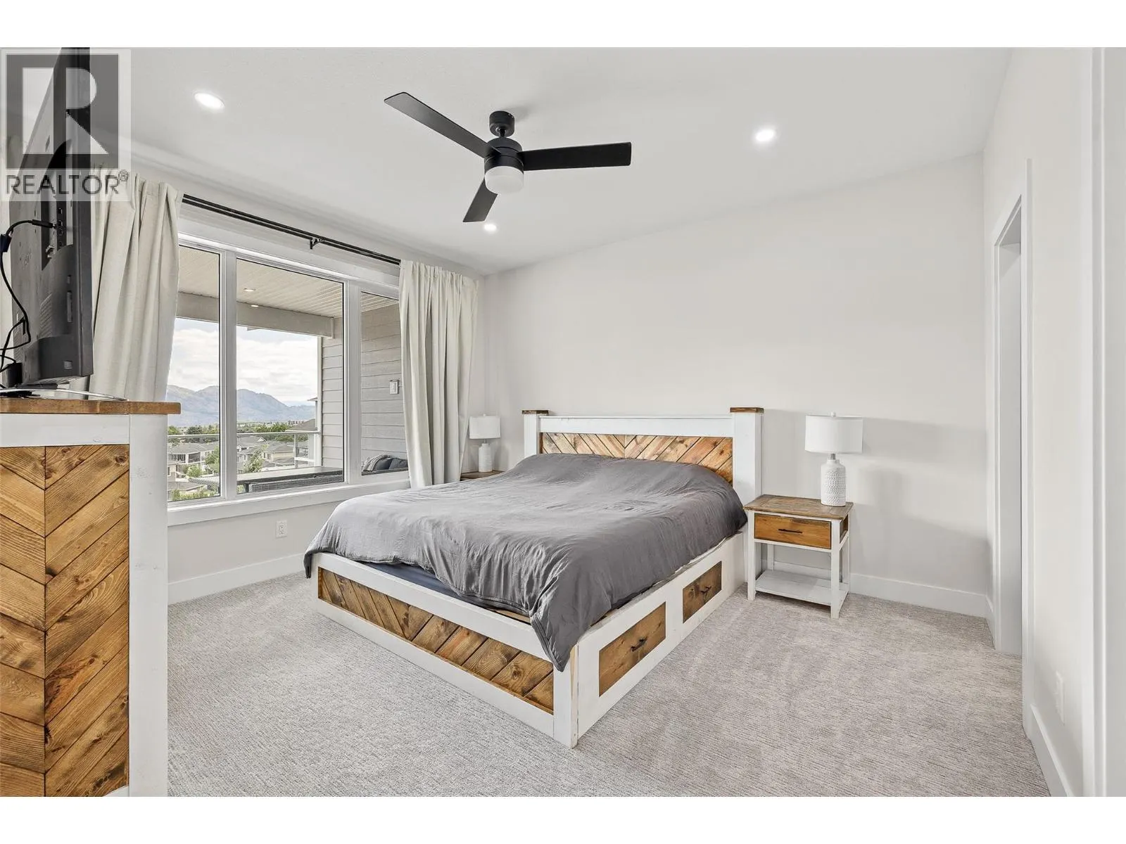 3329 Hawks Crescent