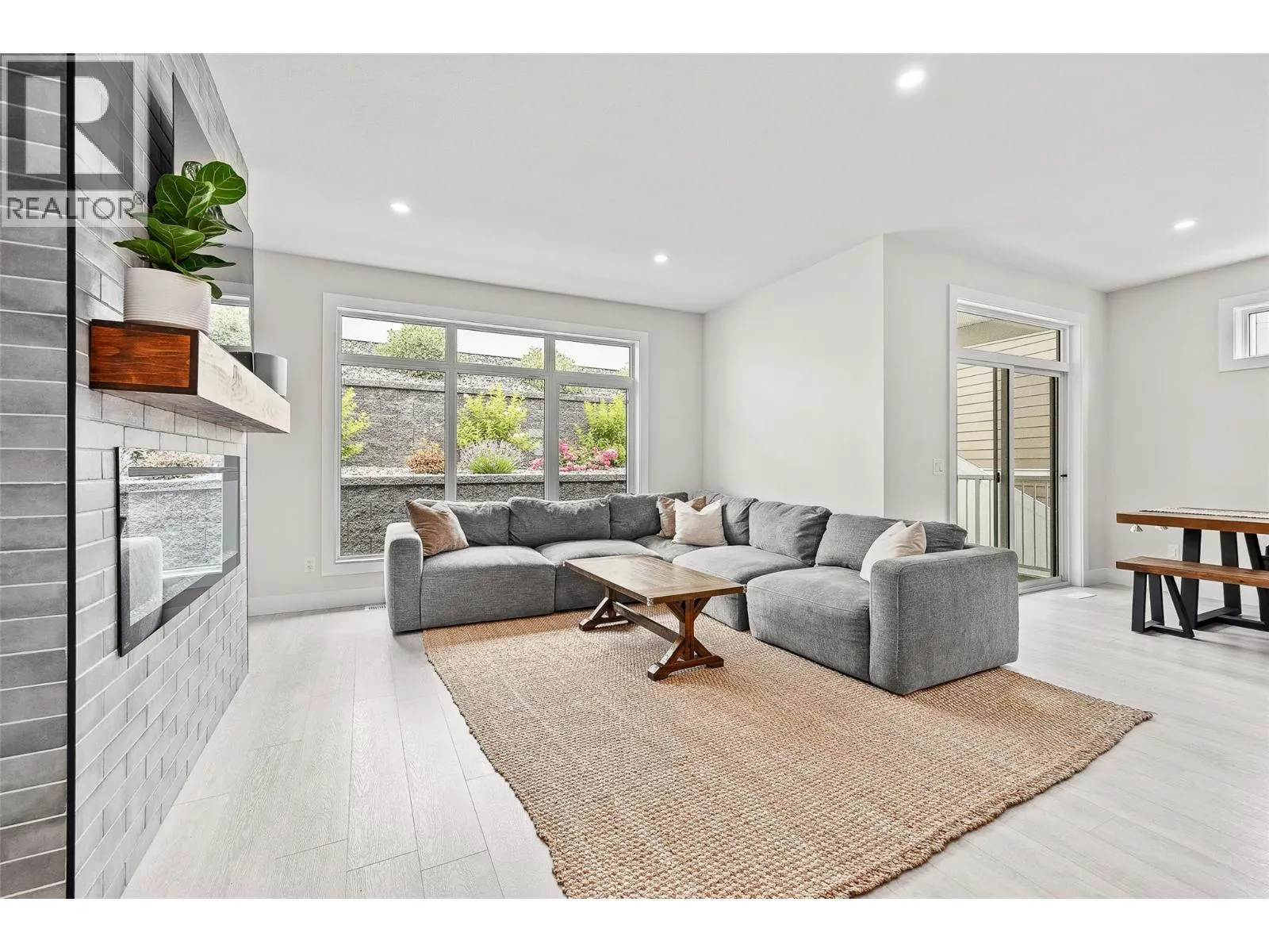 3329 Hawks Crescent