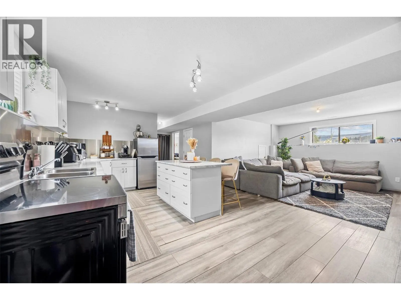1584 Highway 33 E
