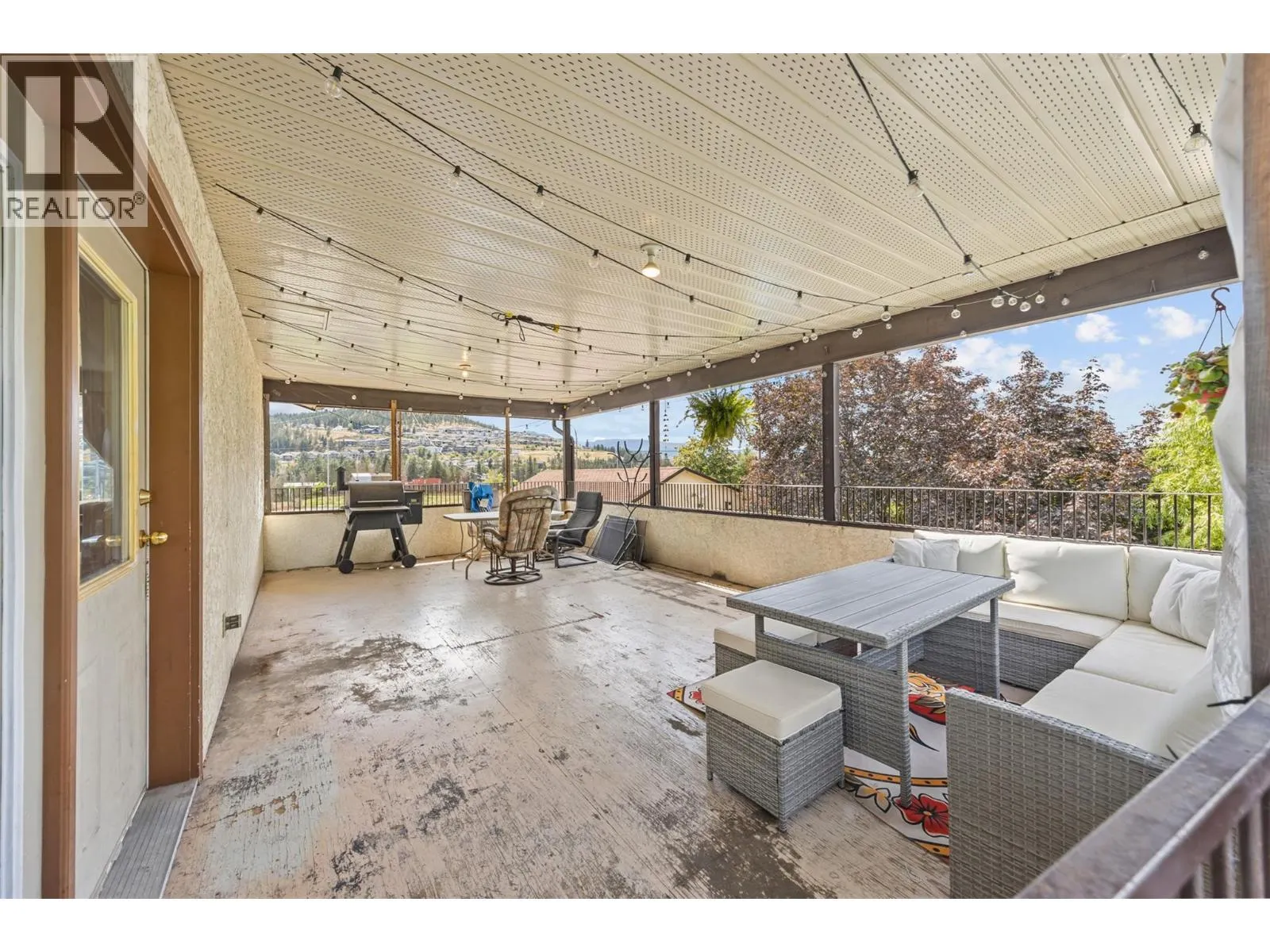 1584 Highway 33 E