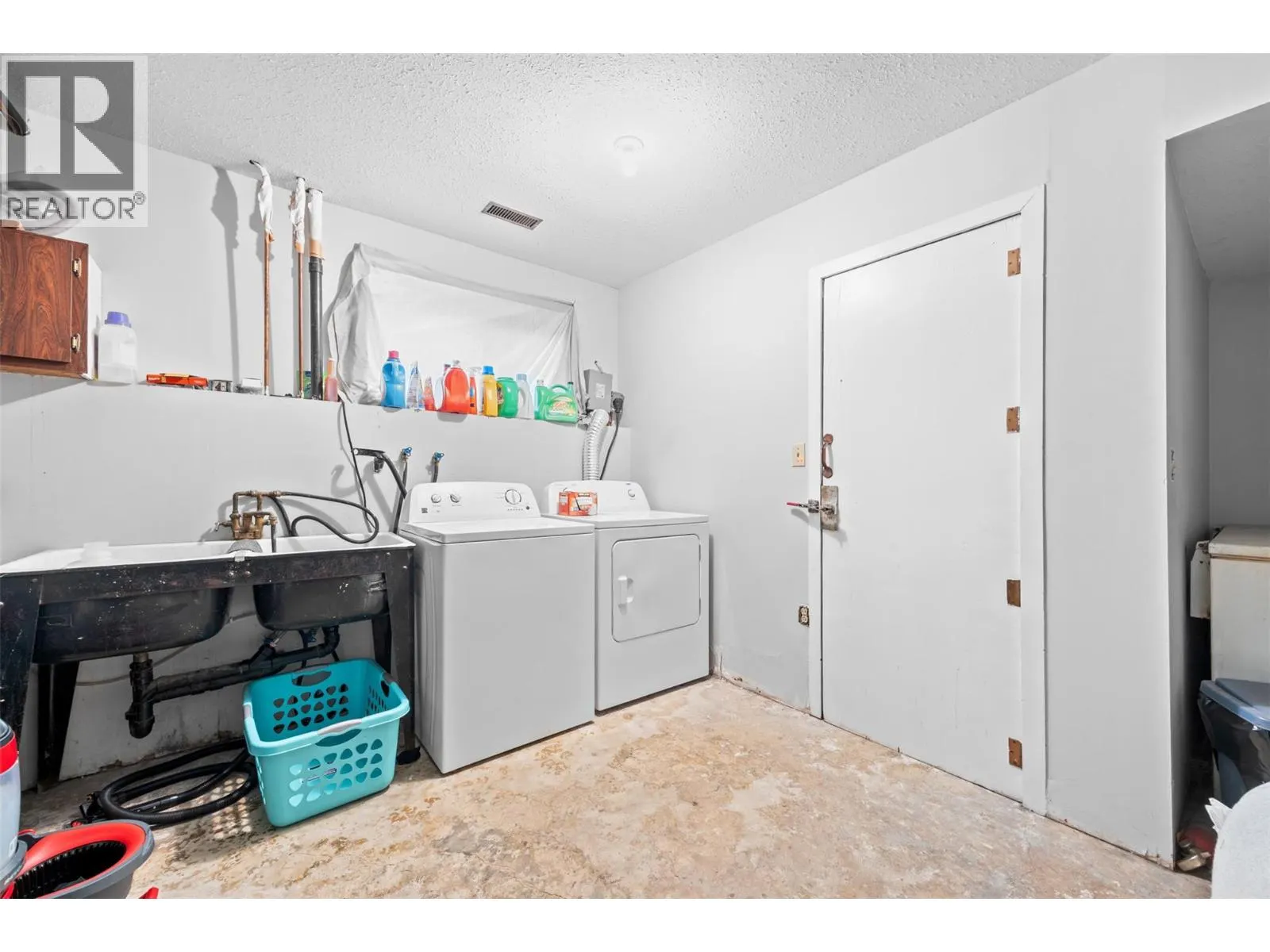 1584 Highway 33 E