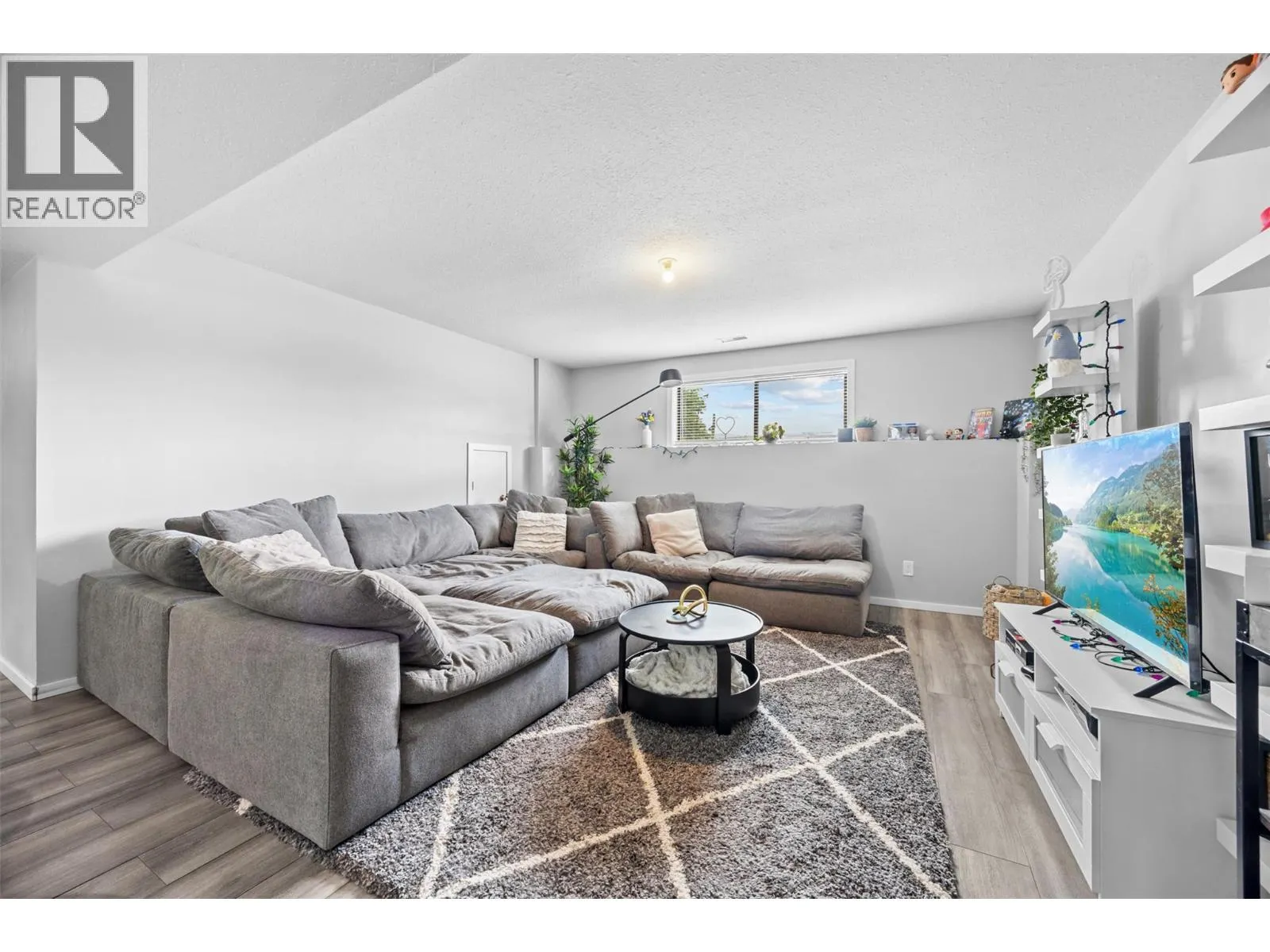 1584 Highway 33 E