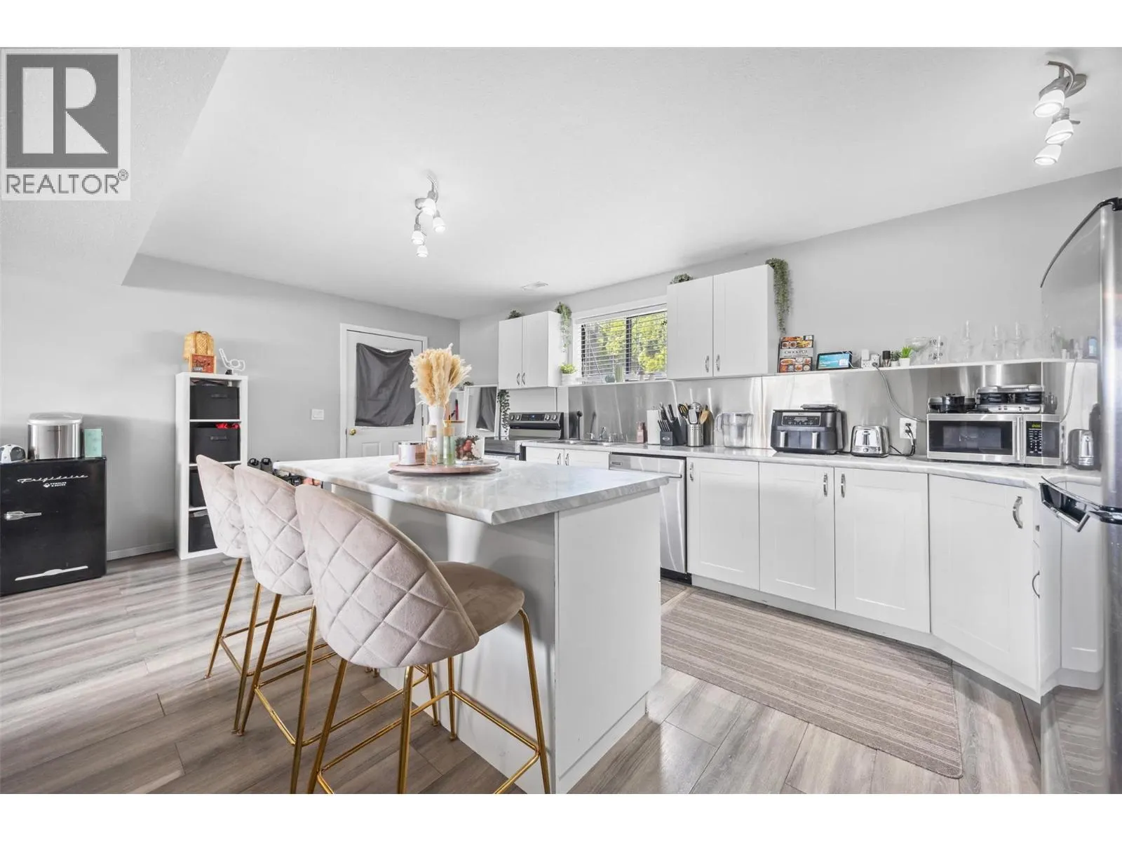 1584 Highway 33 E