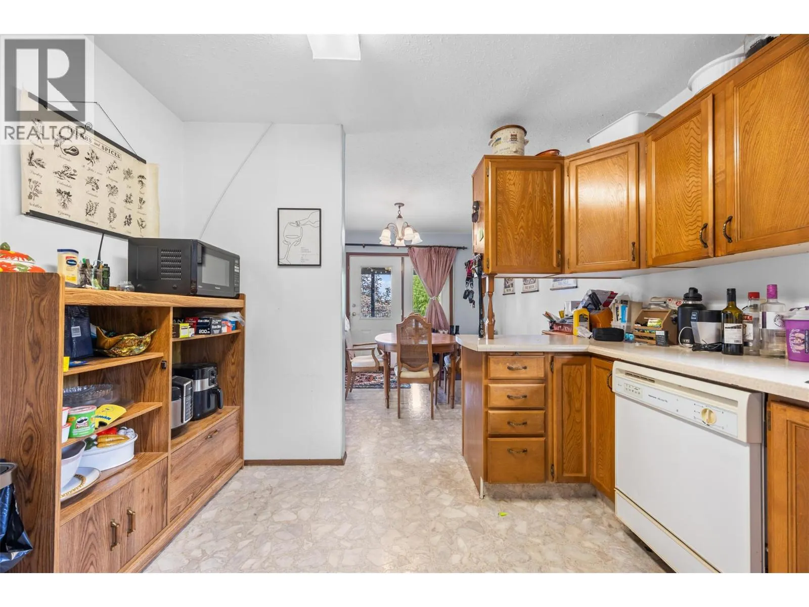 1584 Highway 33 E