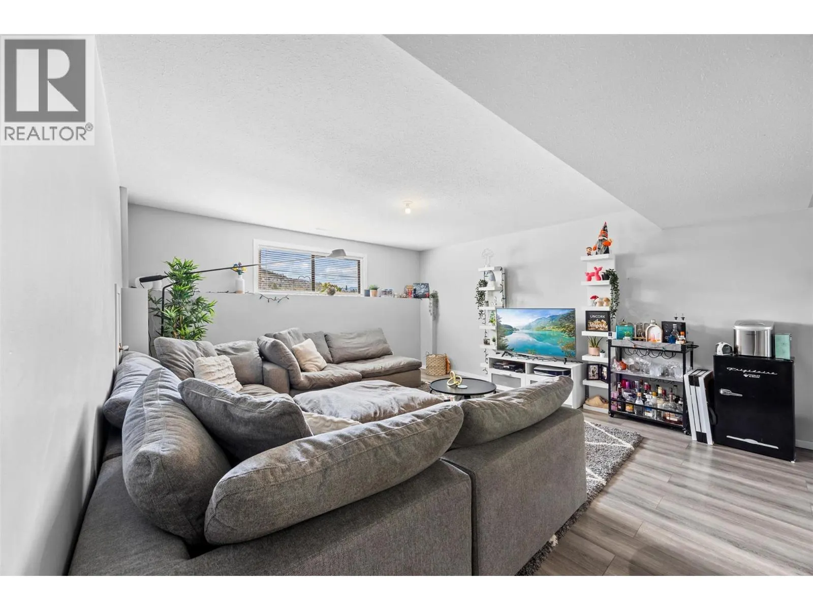 1584 Highway 33 E