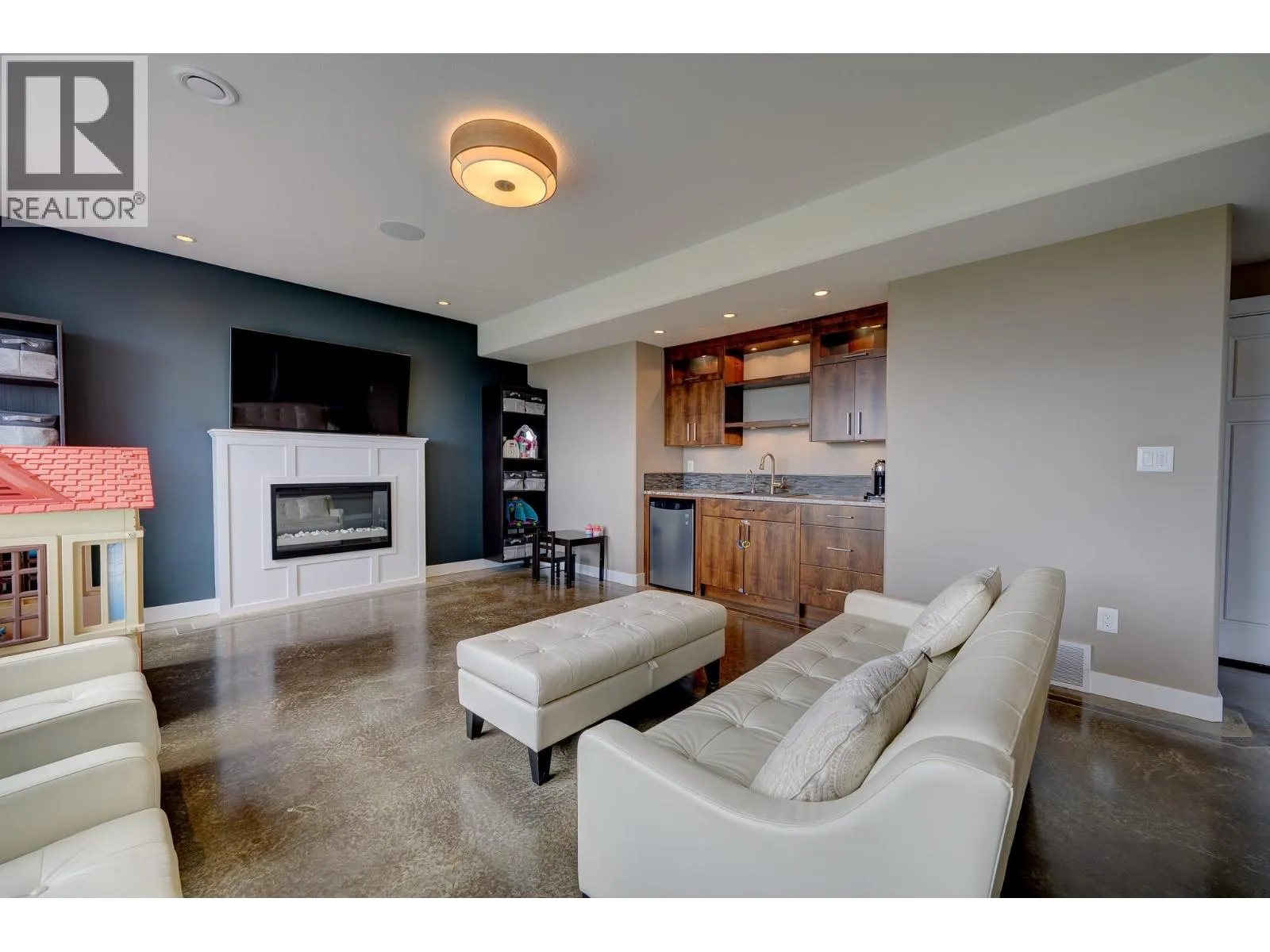 2272 LINFIELD Drive