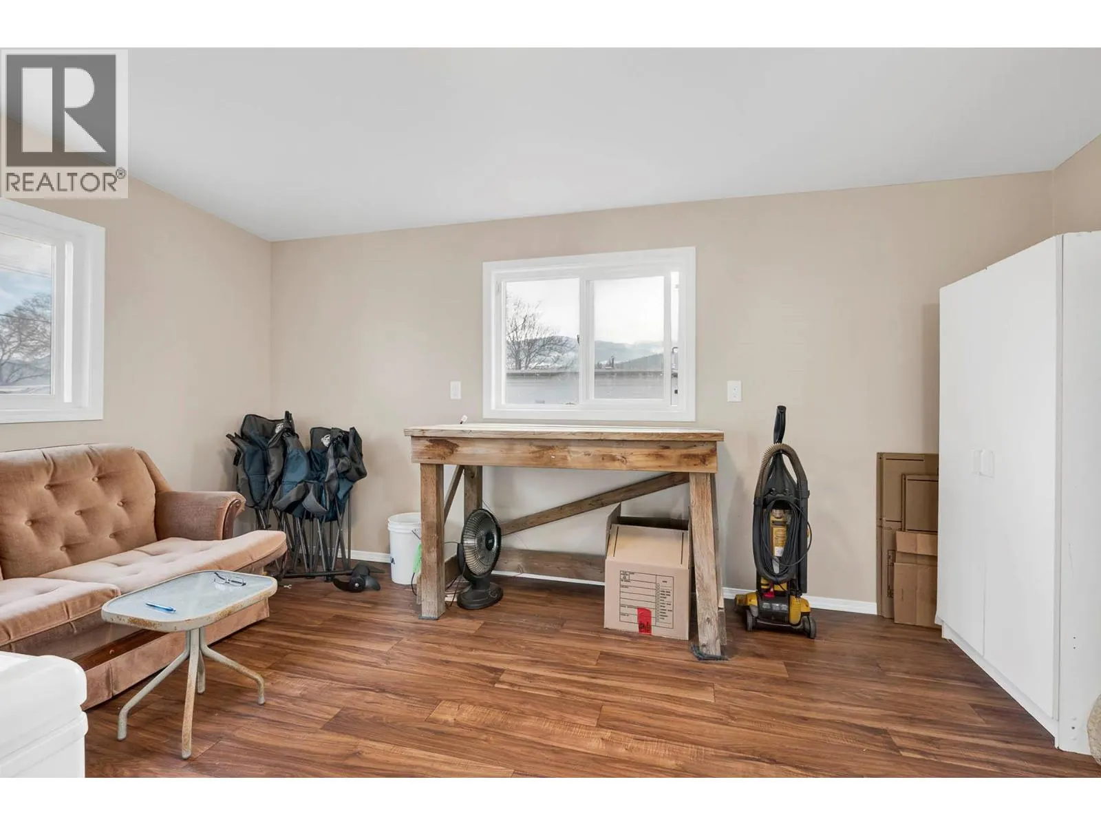 1317 Bostock Cres Crescent
