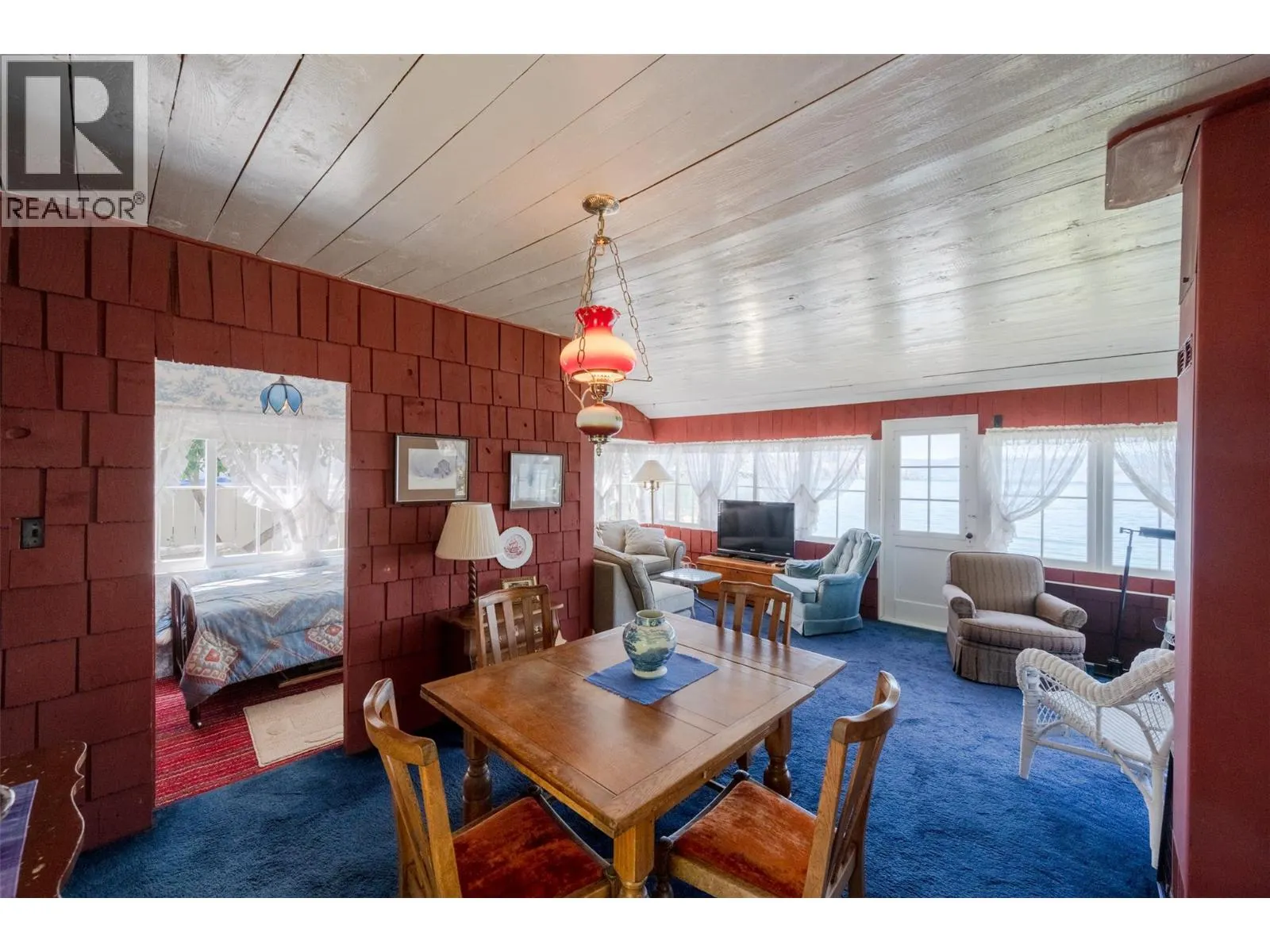 19235 Lakeshore Drive N