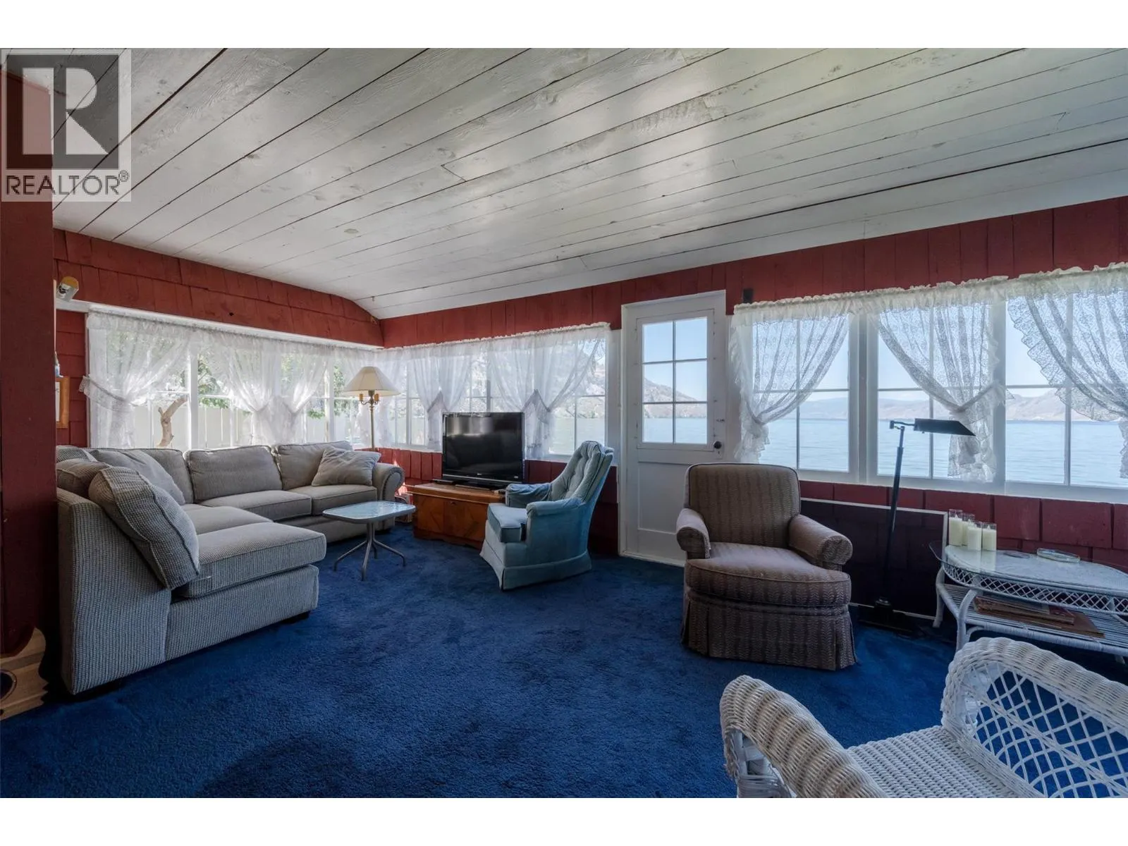 19235 Lakeshore Drive N