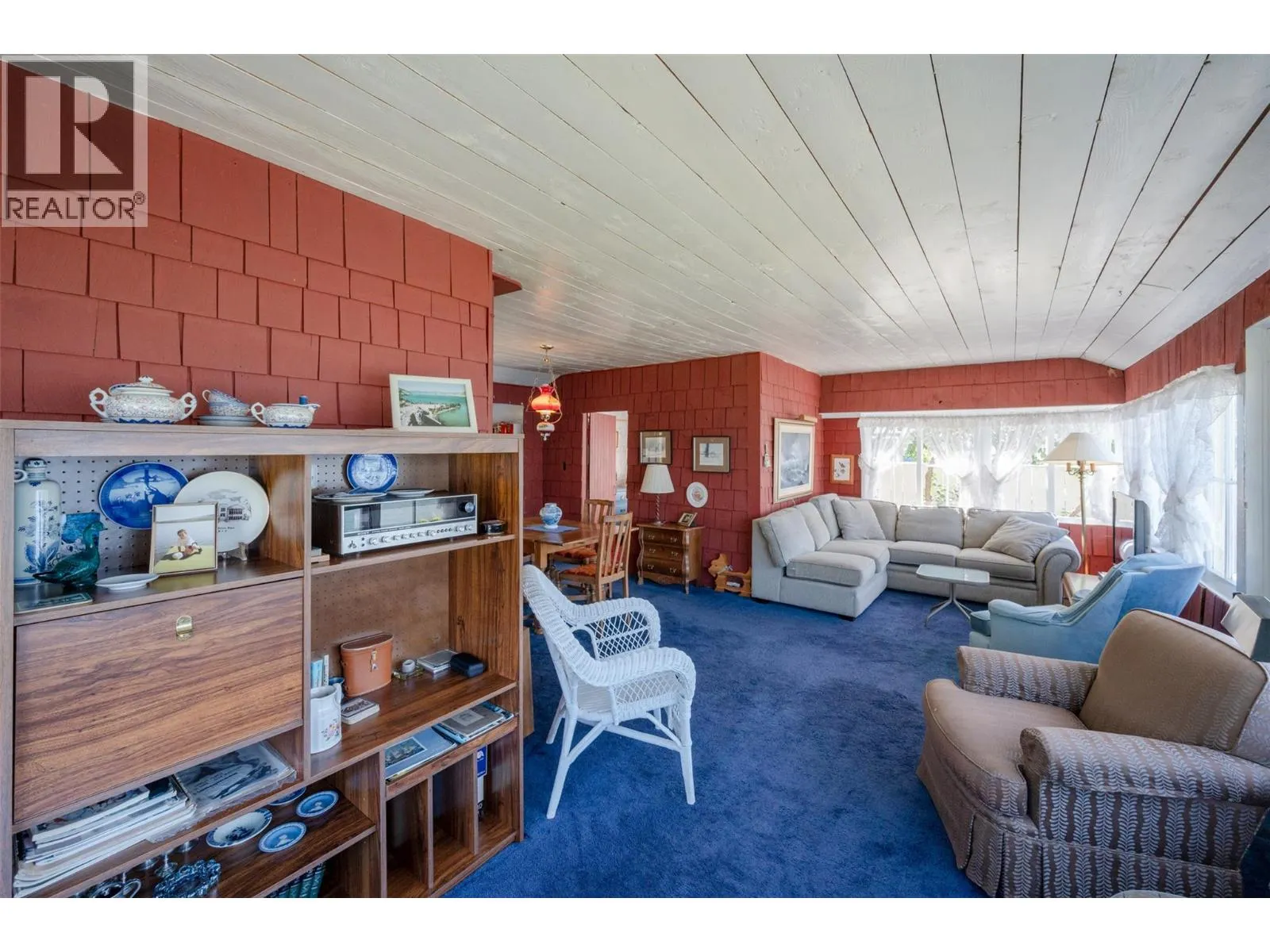 19235 Lakeshore Drive N