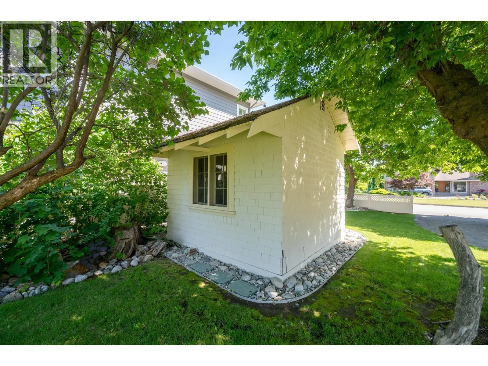 19235 Lakeshore Drive N