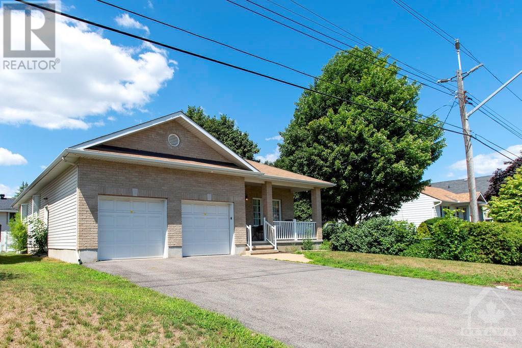 1797 QUEENSDALE AVENUE, (MLS® 4384902) See this property for sale