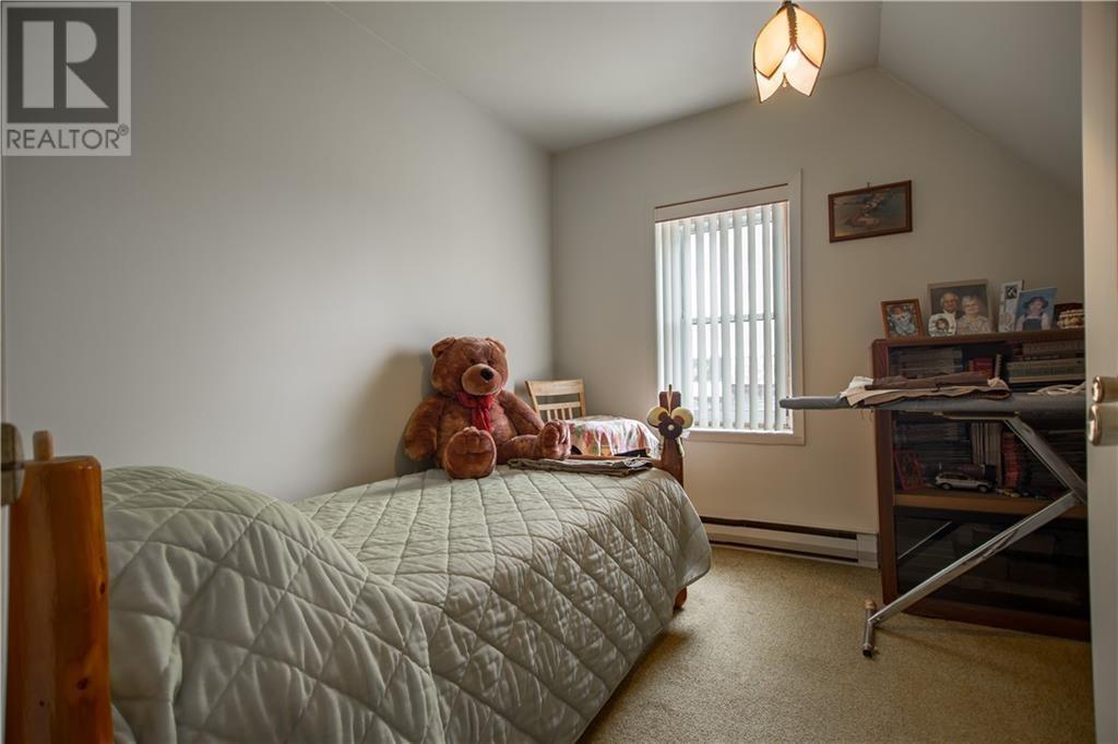 1717 FOREST LEA ROAD, (MLS® 4634314) See this property for sale in