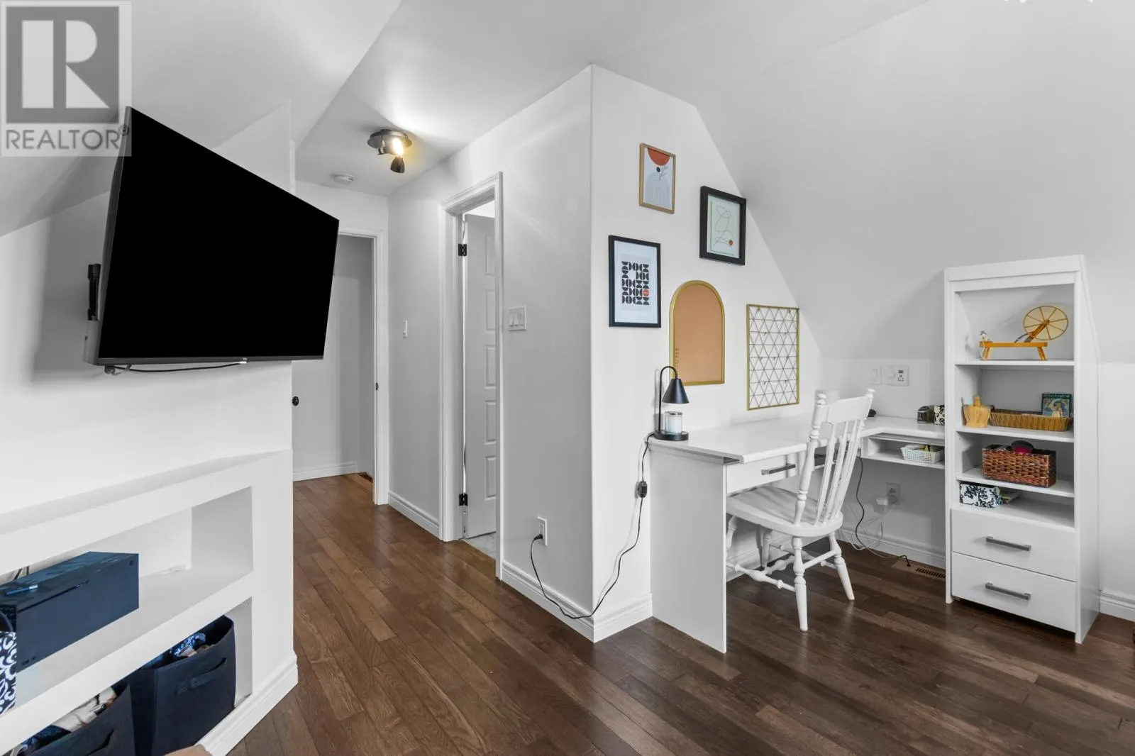 20 Edgewater Lane