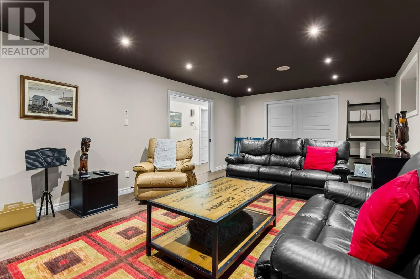 20 Edgewater Lane