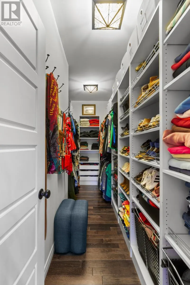 20 Edgewater Lane