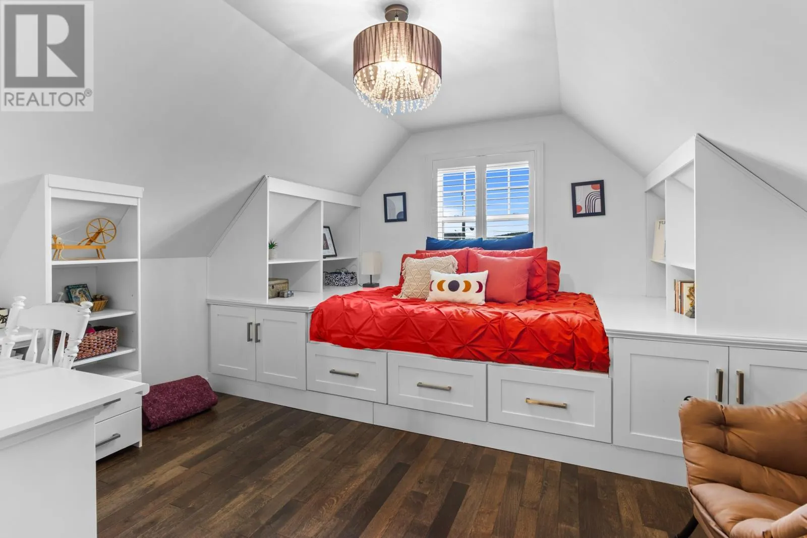 20 Edgewater Lane