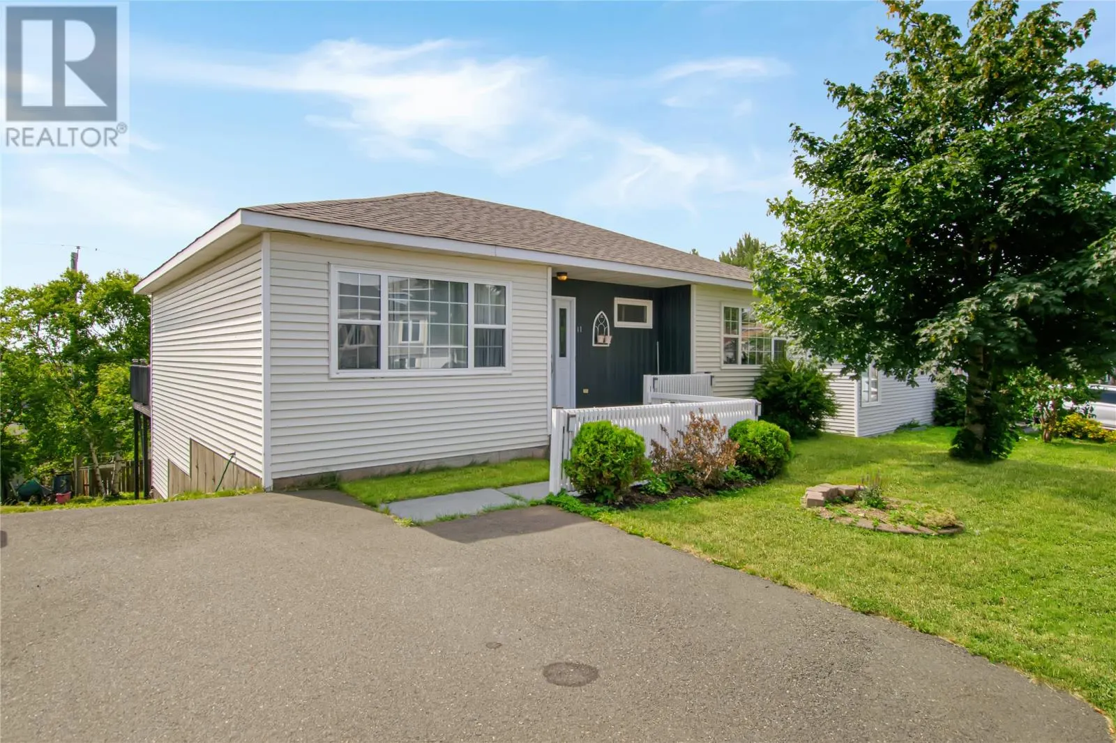 11 Oakridge Drive