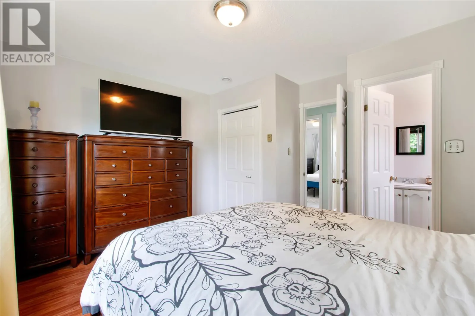 11 Oakridge Drive