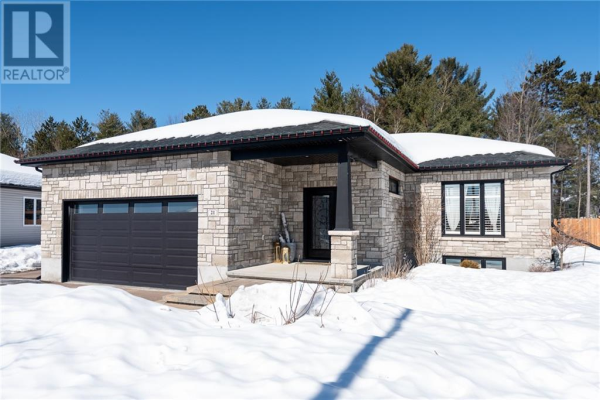 21 NOBLE CRESCENT, Petawawa