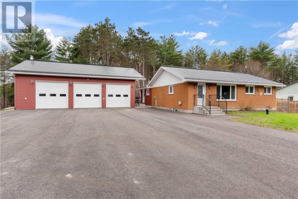 1251 B-LINE ROAD, Pembroke