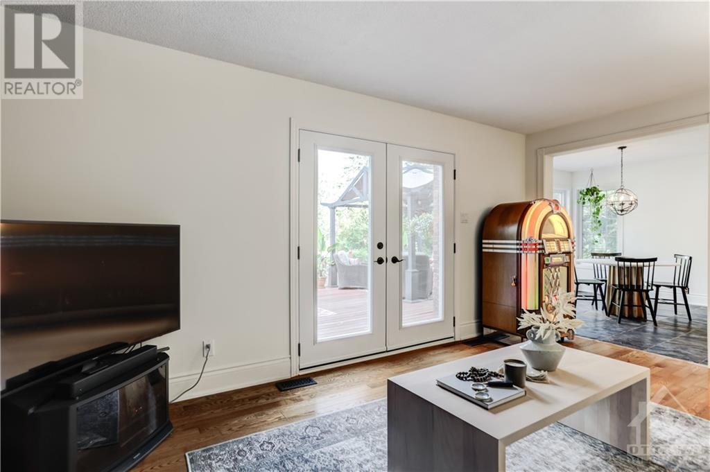 5981 RIDEAU VALLEY DRIVE N