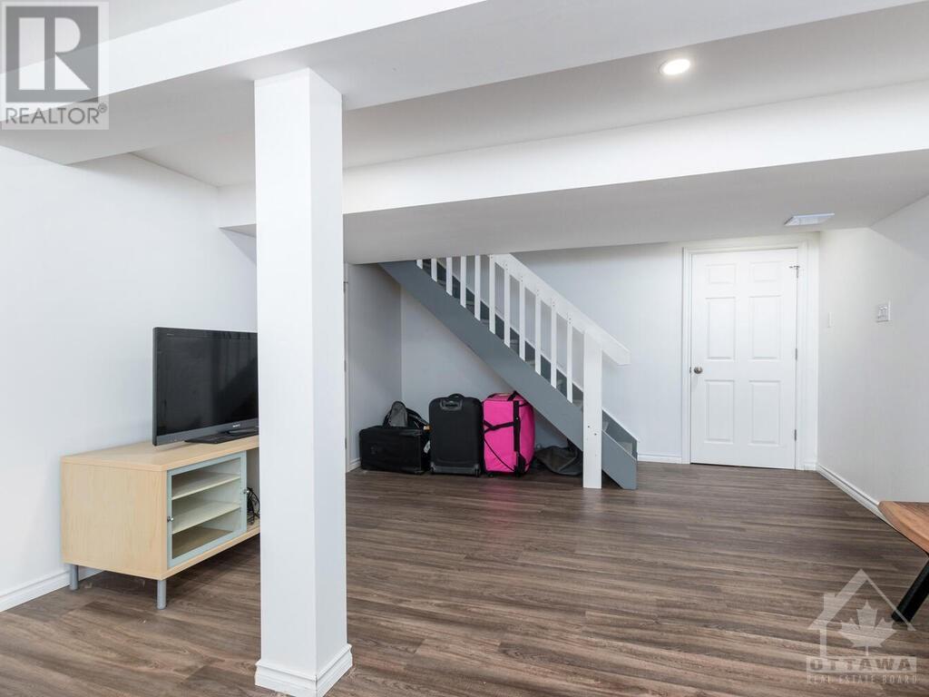 5 ESTELLE CRESCENT