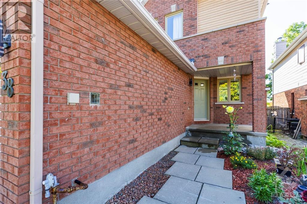 38 WINNEGREEN COURT