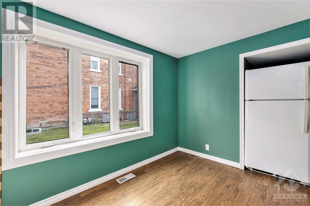 262 JOHN STREET N