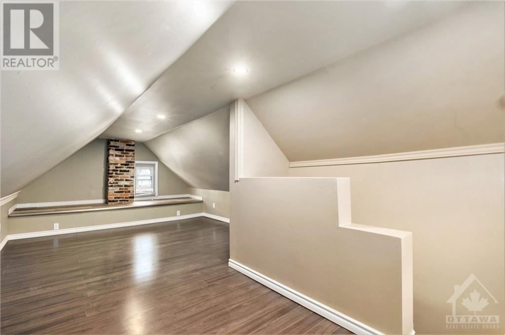 262 JOHN STREET N