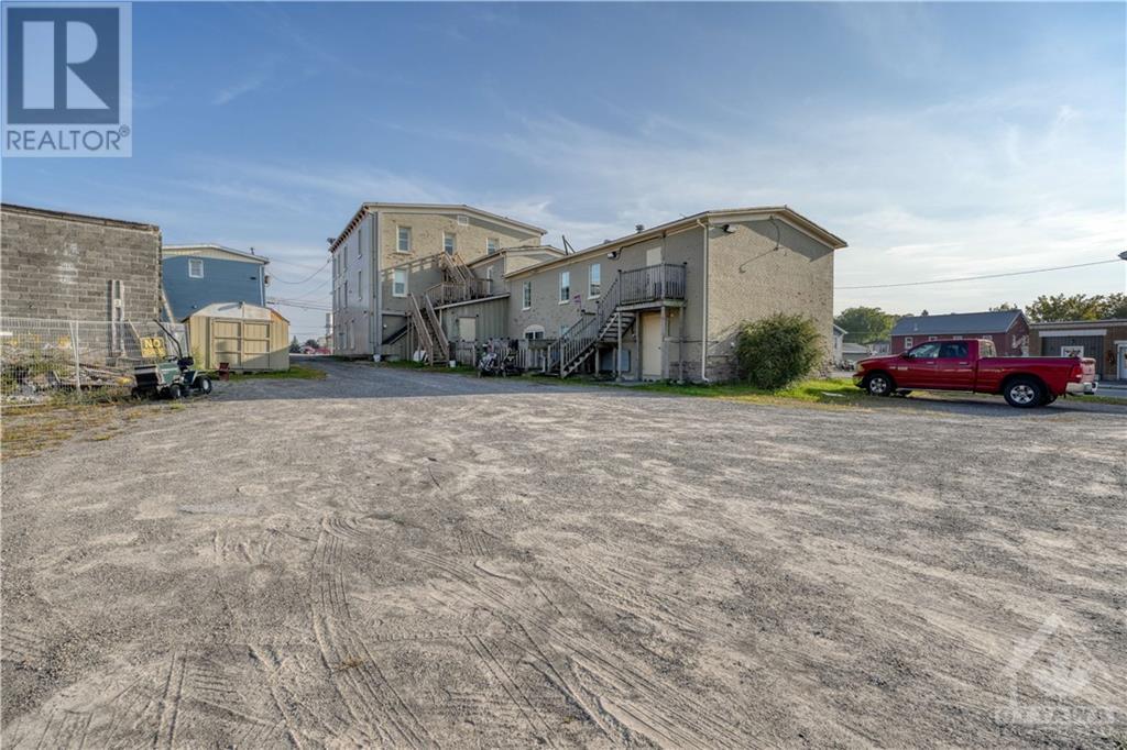 2084 DUNDAS STREET