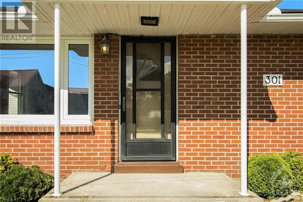 301 ELGIN STREET W