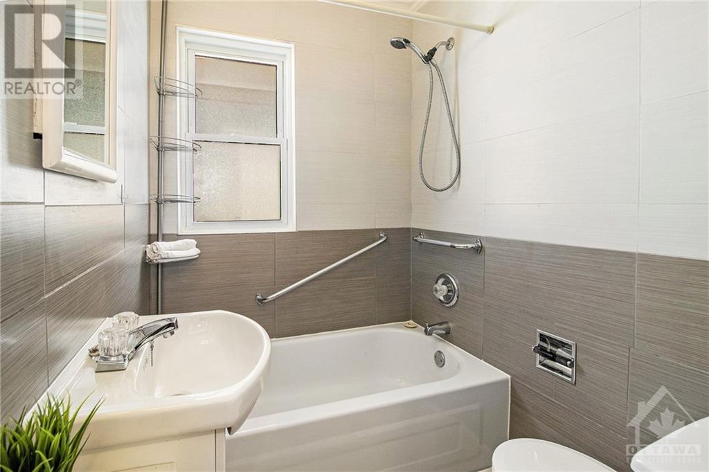 301 ELGIN STREET W