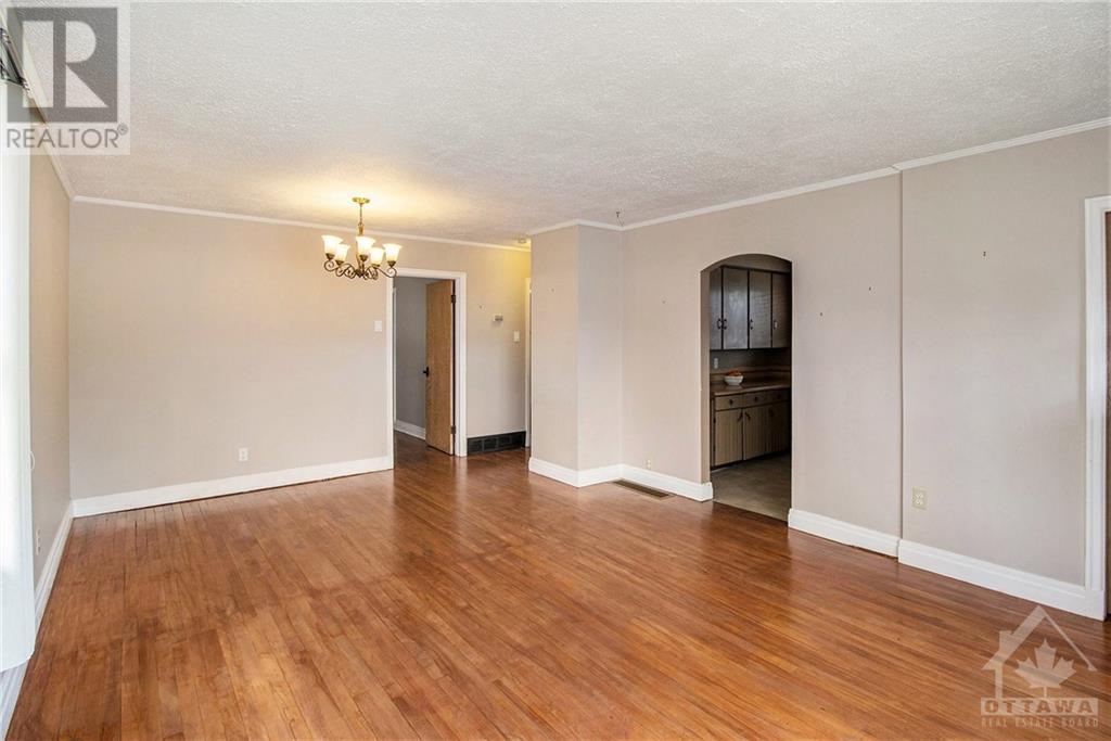 301 ELGIN STREET W