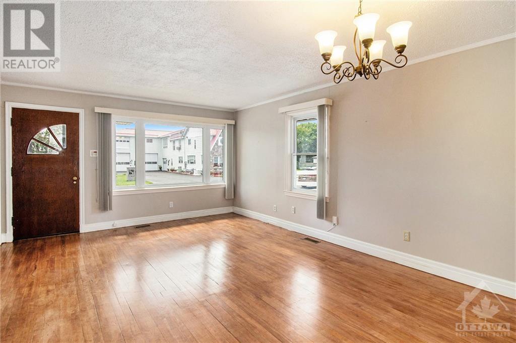 301 ELGIN STREET W