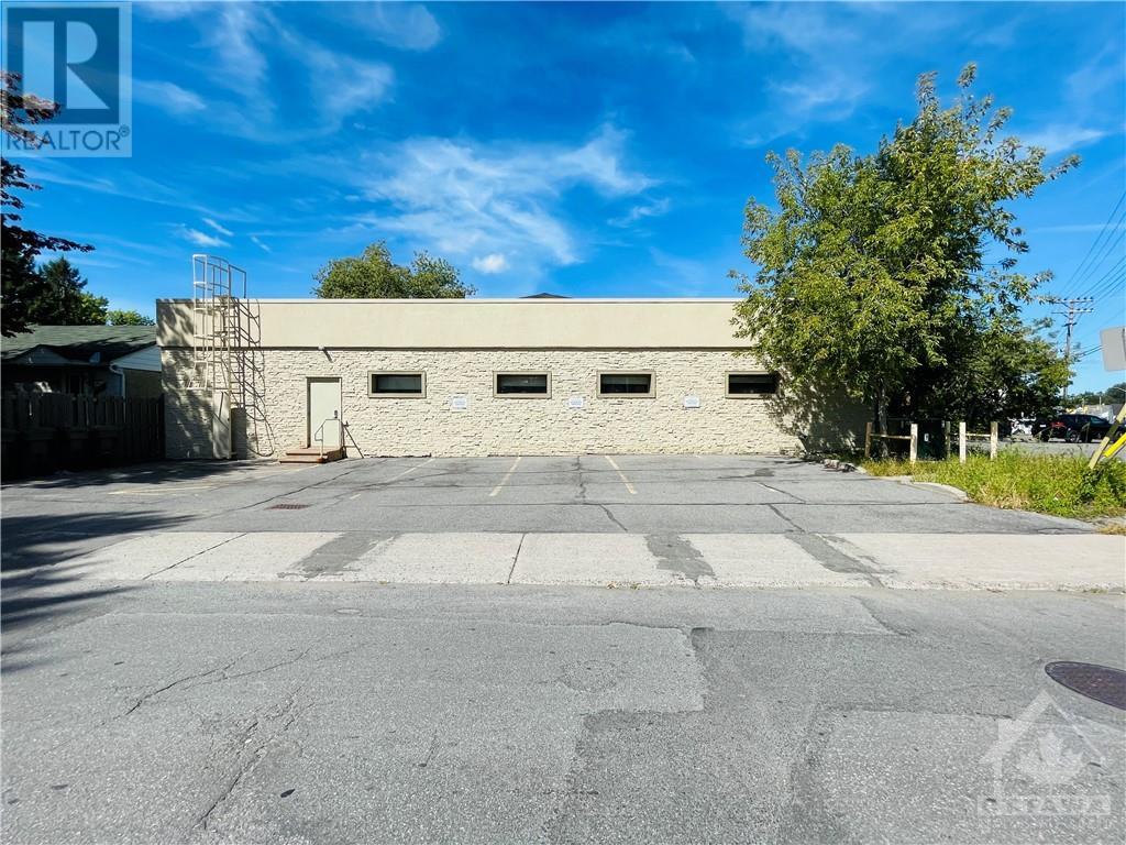 942 MERIVALE ROAD