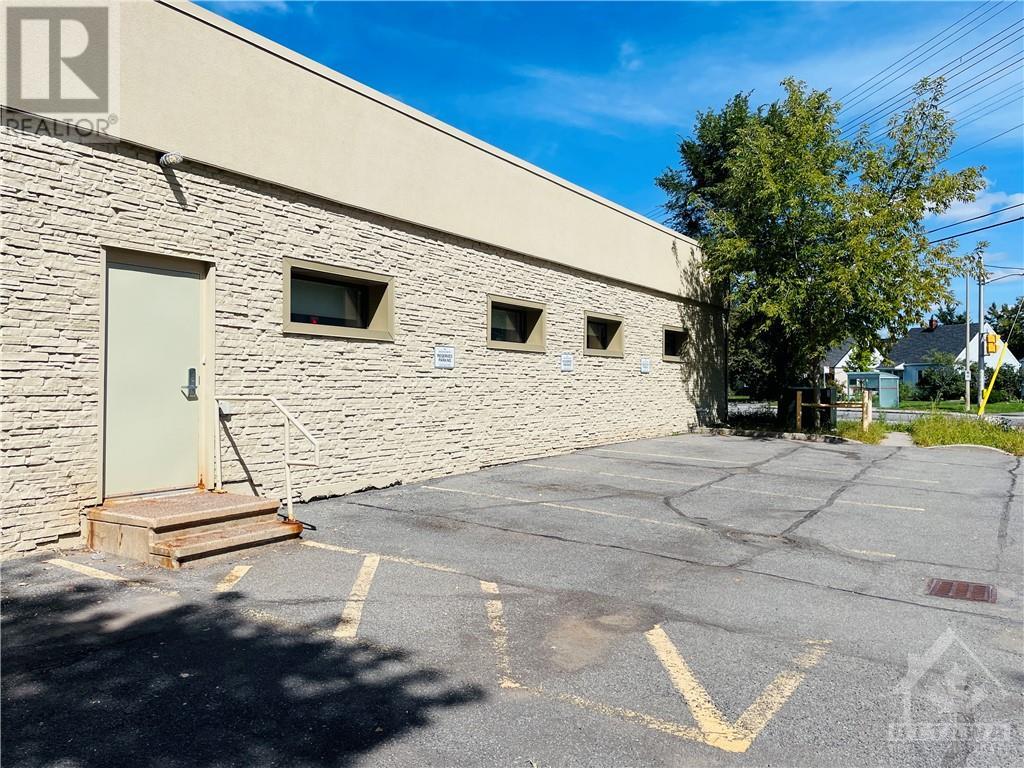 942 MERIVALE ROAD