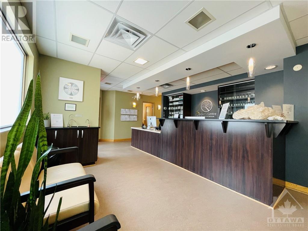 942 MERIVALE ROAD